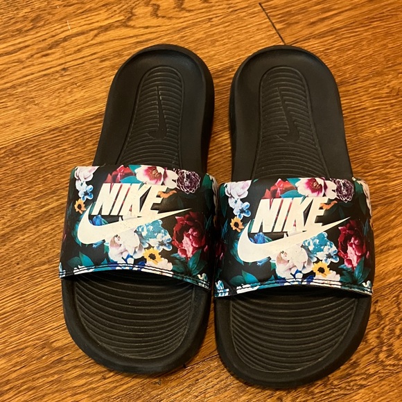 Nike Black Floral Slides - Picture 1 of 4